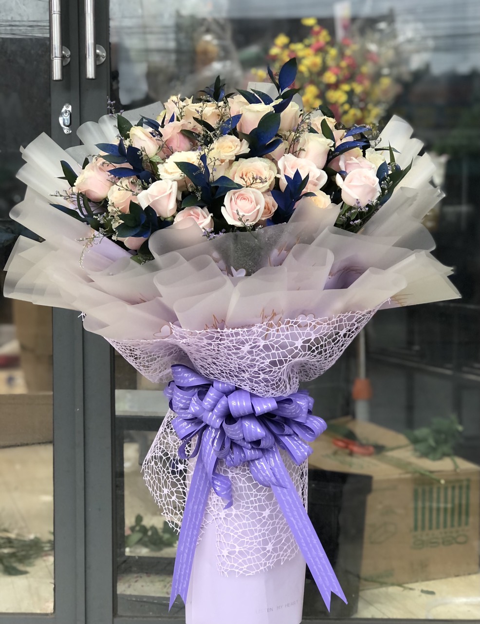 Đây chắc chắn là một bó hoa sinh nhật đầy sáng tạo và độc đáo nhất mà bạn từng thấy. Bạn sẽ tìm thấy những bông hoa quý giá và rực rỡ kết hợp với nhau tạo nên một bó hoa sinh nhật đẹp và ý nghĩa.